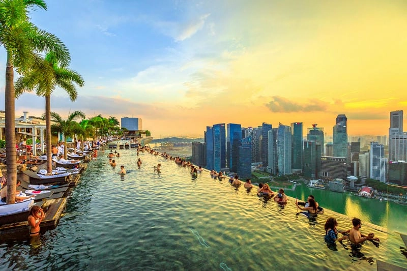 Thư giãn tại bể bơi vô cực Marina Bay Sands cao nhất Singapore