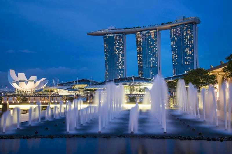 Không gian Marina Bay Sands ban ngày với tông màu tươi sáng ấn tượng