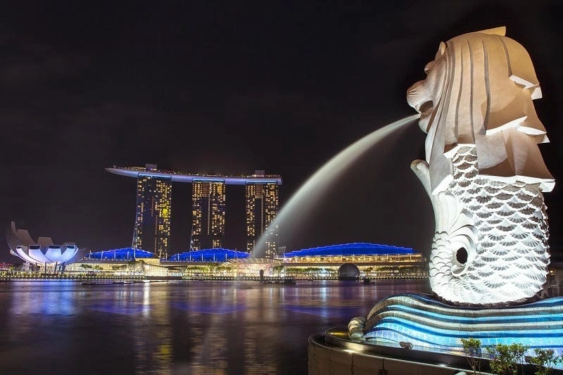 Cảnh đêm Marina Bay Sands lung linh bên bờ vịnh Marina