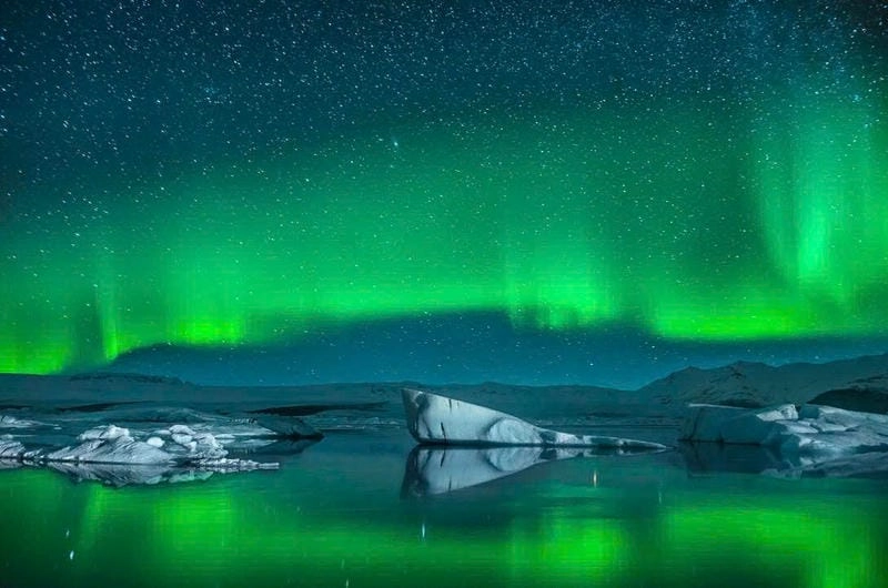 Đêm Bắc Cực quang rực rỡ và thơ mộng