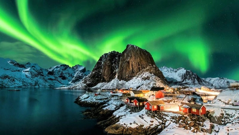 Mùa đông Bắc Cực quang với ánh sáng phương Bắc huyền ảo