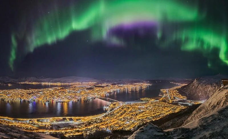 Mùa đông Bắc Cực quang với ánh sáng phương Bắc huyền ảo