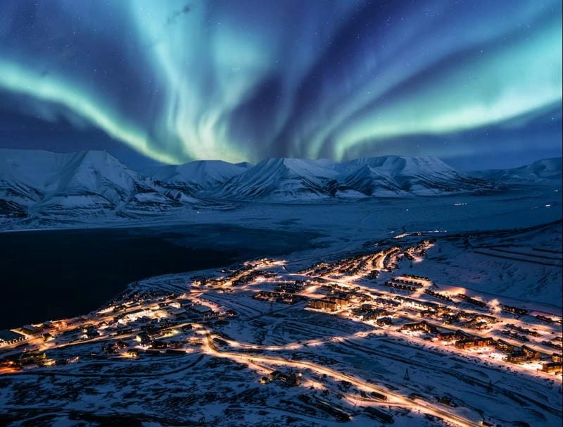 Sương mù mùa đông bao phủ khung cảnh cực quang