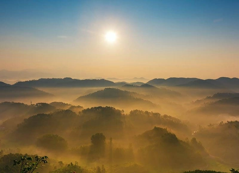 Bình minh sương mù khẽ chạm vào đồi núi uốn lượn