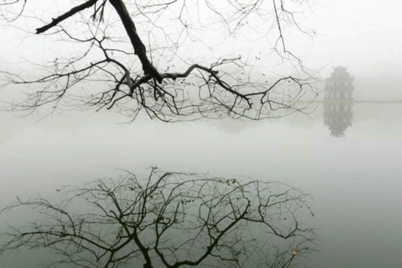 Hồ Gươm mùa đông phủ sương mờ mang vẻ trầm lặng đầy chất thơ
