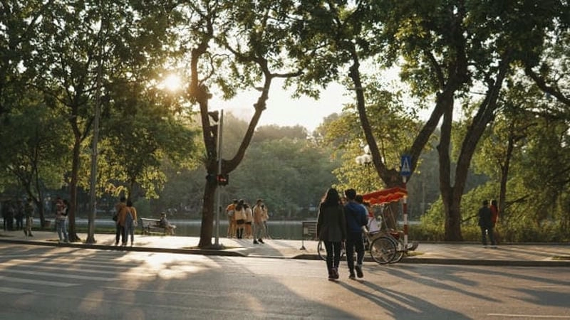 Bình minh Hà Nội mùa đông ló rạng giữa màn sương bảng lảng