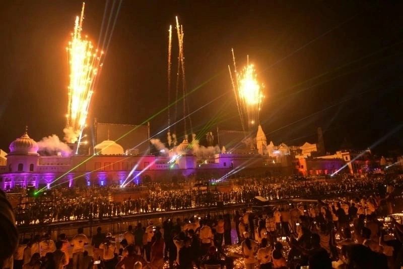 Phố lễ hội Diwali tràn ngập ánh sáng và tiếng cười