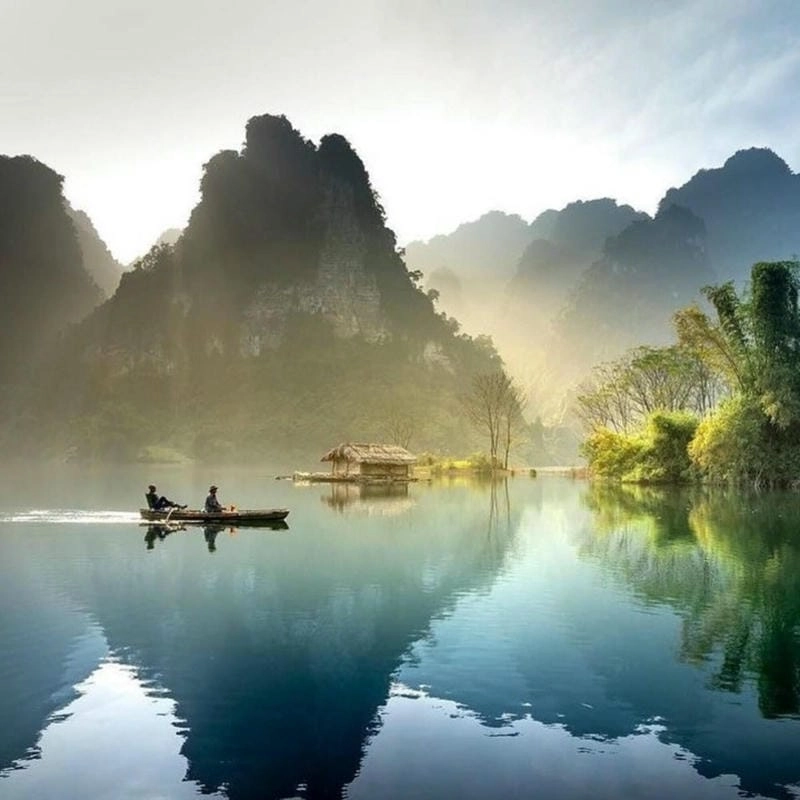 Khung cảnh mờ ảo tại hồ Ba Bể sương mù buổi sớm