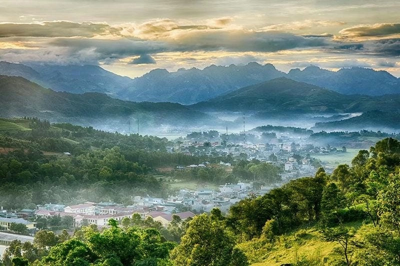 Đồi núi mùa đông Điện Biên trắng xóa trong sương mù dày đặc
