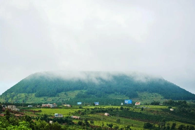 Núi non mùa đông Gia Lai hùng vĩ trong sương mù