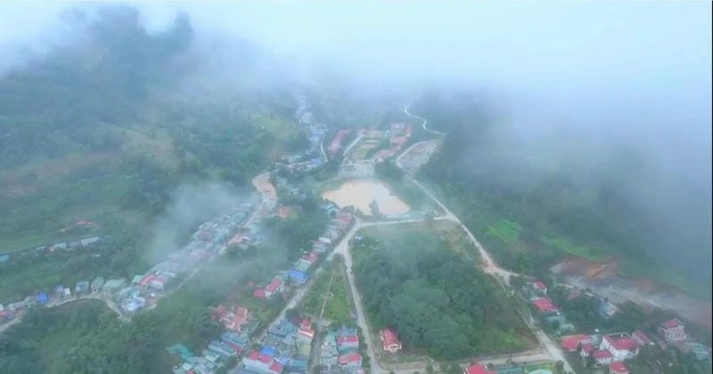 Núi non Lào Cai ẩn hiện trong làn mây cuốn hút