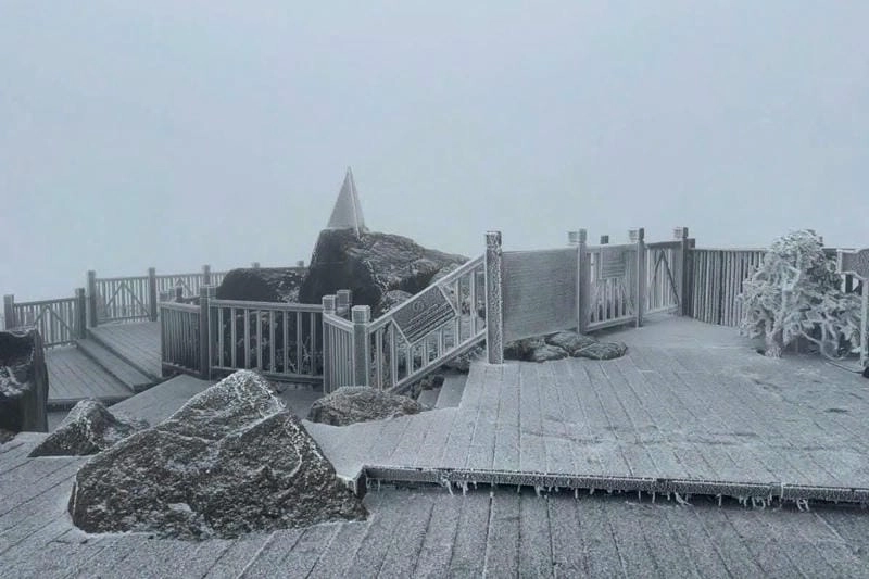 Fansipan mùa đông phủ trắng bởi tuyết và gió lạnh