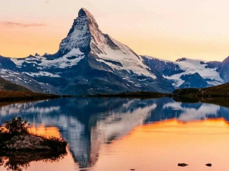 Hoàng hôn Zermatt lãng mạn với tuyết trắng.