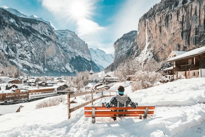 Trải nghiệm mùa đông tuyết rơi Alps Thụy Sĩ sẽ là kỉ niệm khó quên.