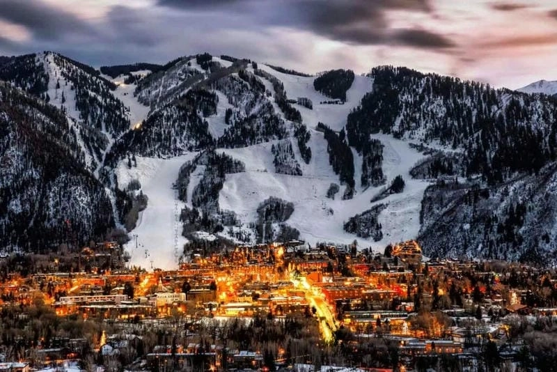 Sương mù mùa đông ở Lake Tahoe huyền ảo