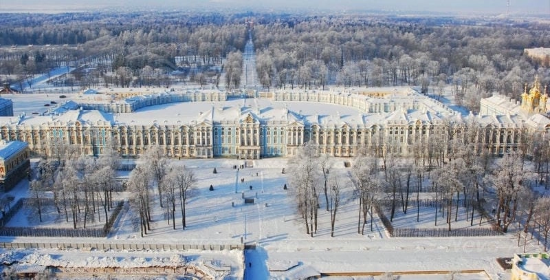 Sương mù mùa đông bao phủ khung cảnh tuyết trắng St. Petersburg