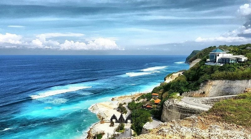 Biển xanh Bali vẫy gọi du khách mùa hè