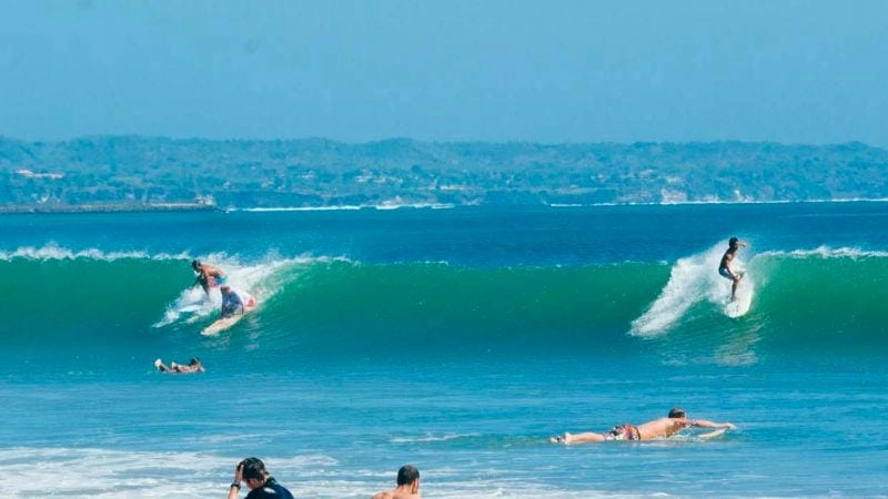 Lướt sóng Bali là trải nghiệm không thể bỏ lỡ tại hòn đảo này