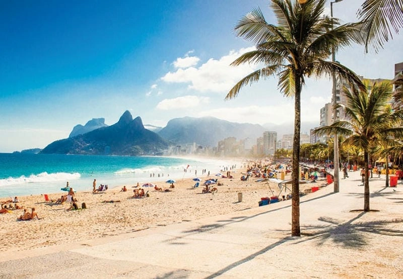 Vẻ đẹp sôi động của mùa hè bãi biển Copacabana Brazil khiến lòng người xao xuyến