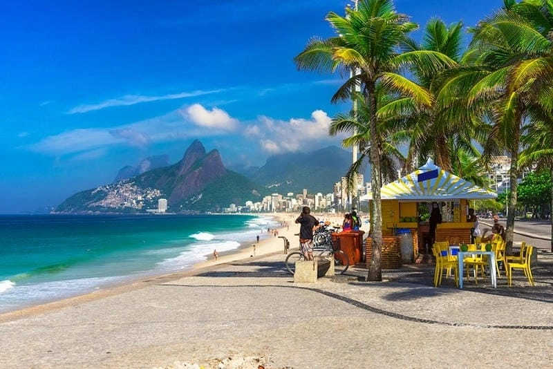 Brazil thơ mộng với bãi biển Copacabana