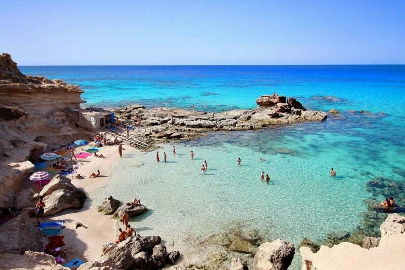 Ảnh bãi biển Ibiza đẹp như tranh vẽ