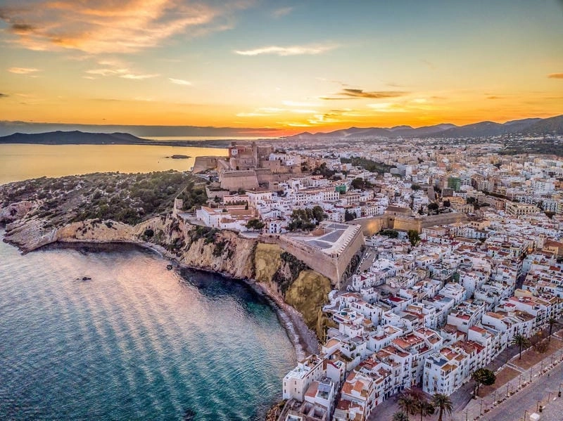 Hoàng hôn Tây Ban Nha lãng mạn ở Ibiza