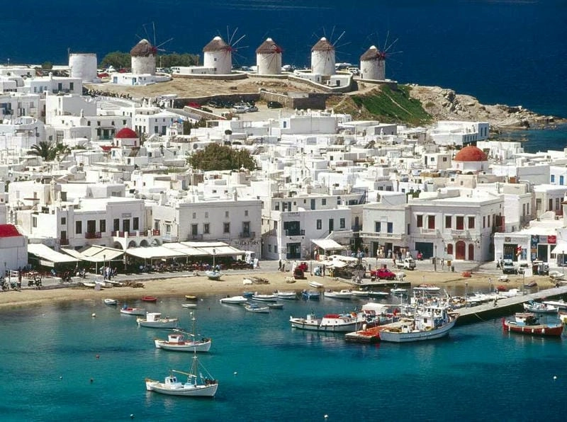 Biển xanh Mykonos vẫy gọi mùa hè