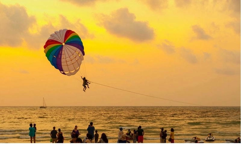 Hoàng hôn Andaman lãng mạn trên bãi biển Phuket