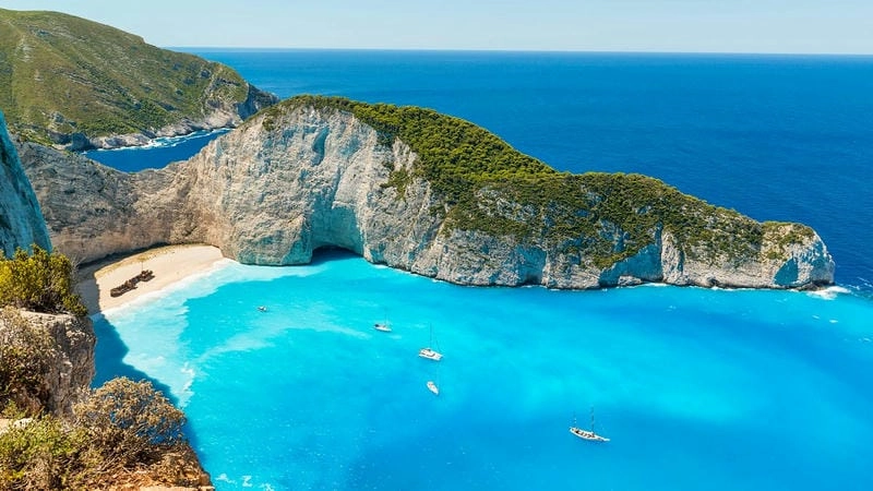 Ảnh bãi biển Santorini đầy nắng và gió