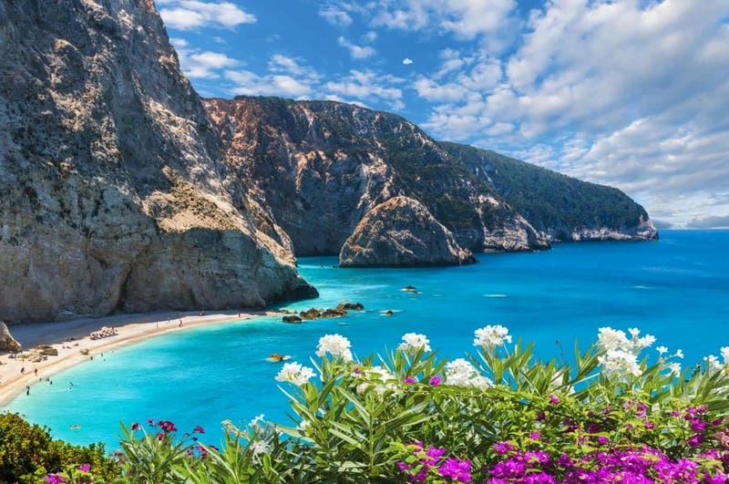 Làng trắng Santorini nổi bật bên bờ biển xanh