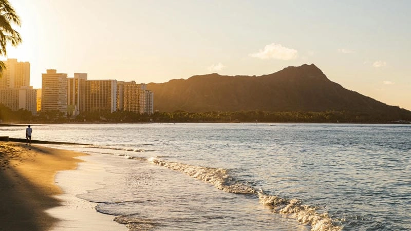 Sóng biển Honolulu vỗ bờ Waikiki