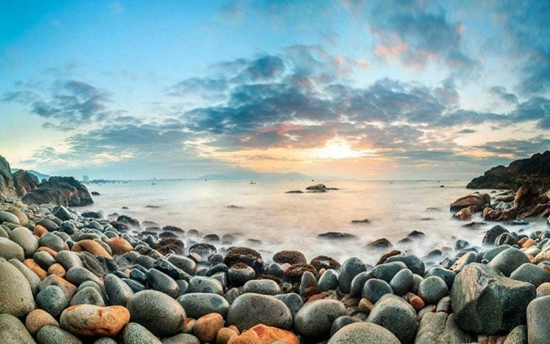 Biển xanh Bình Định trong vắt đón nắng hè rực rỡ