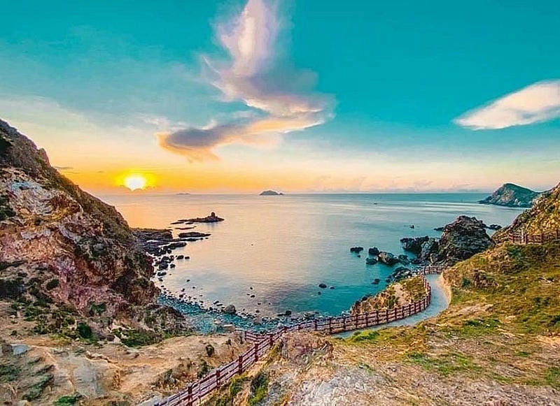Hoàng hôn Bình Định rực rỡ bên bờ biển thơ mộng