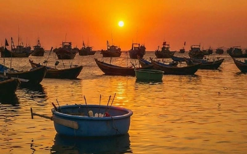 Tinh khôi rực rỡ với bình minh biển Bình Thuận