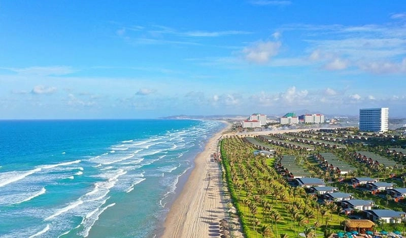 Bãi Dài mùa hè Cam Ranh trắng mịn thu hút mọi ánh nhìn