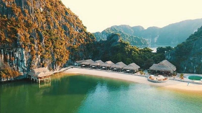 Biển xanh Cát Bà trong veo mát rượi tâm hồn