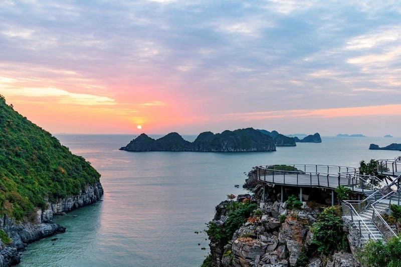 Bình minh biển Cát Bà nhẹ nhàng ấm áp tinh khôi