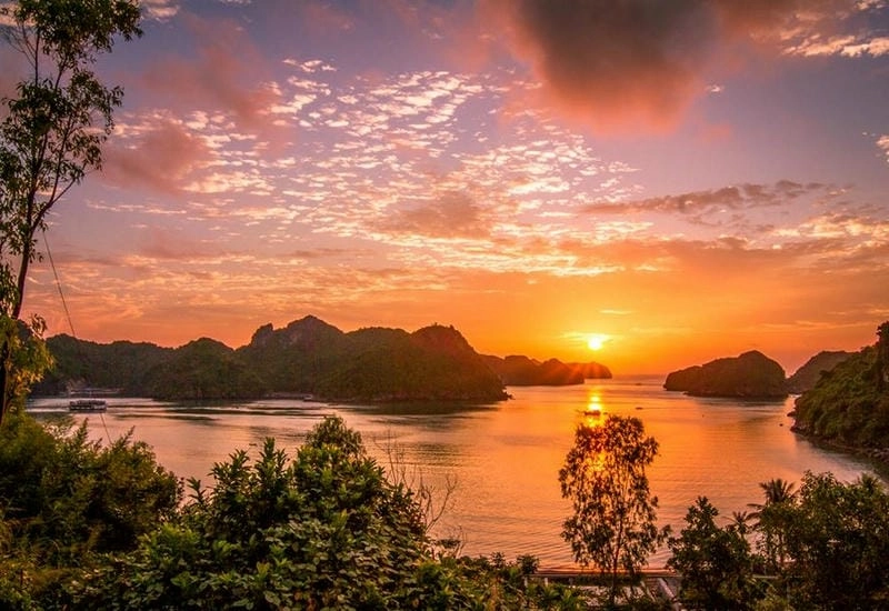 Hoàng hôn Cát Bà tím biếc đẹp đến nao lòng