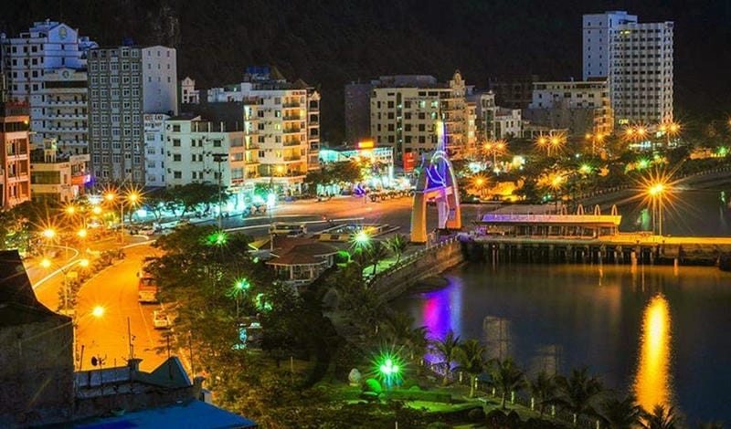 Cát Bà về đêm lung linh ánh đèn rực rỡ sắc màu