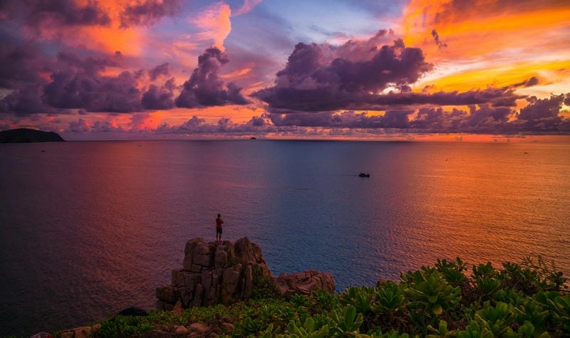 Rực rỡ huyền ảo bình minh biển Côn Đảo