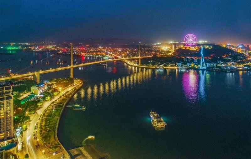 Thành phố lung linh huyền ảo khi Hạ Long về đêm