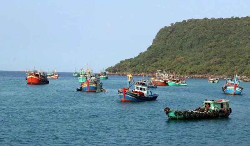 Thuyền biển mùa hè Kiên Giang nhẹ nhàng lướt sóng xanh biếc