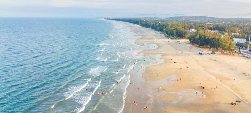 Biển xanh Quảng Ngãi mùa hè trong vắt hấp dẫn du khách khắp nơi