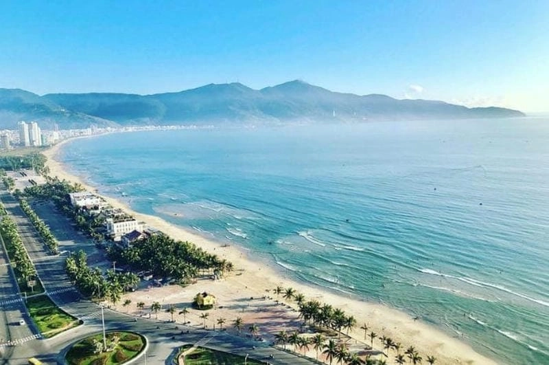 Bãi Mỹ Khê mùa hè Quảng Ngãi cát trắng mịn thu hút khách thập phương