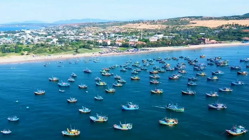 Thuyền biển mùa hè Quảng Ngãi lướt nhẹ trên sóng xanh trong