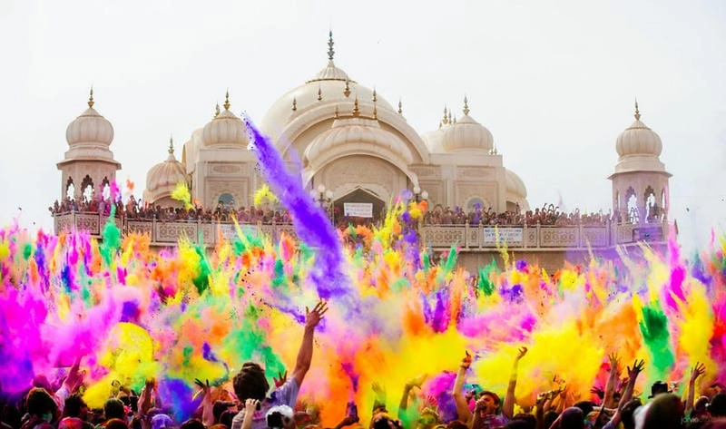 Không khí sôi động của mùa hè lễ hội Holi Ấn Độ thật tuyệt vời