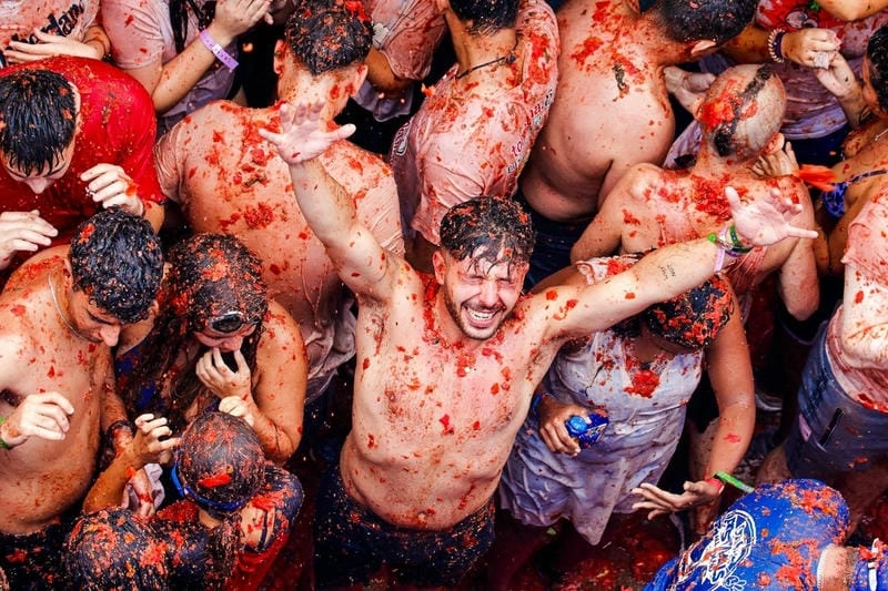 Mùa hè lễ hội La Tomatina Tây Ban Nha rực rỡ sắc màu