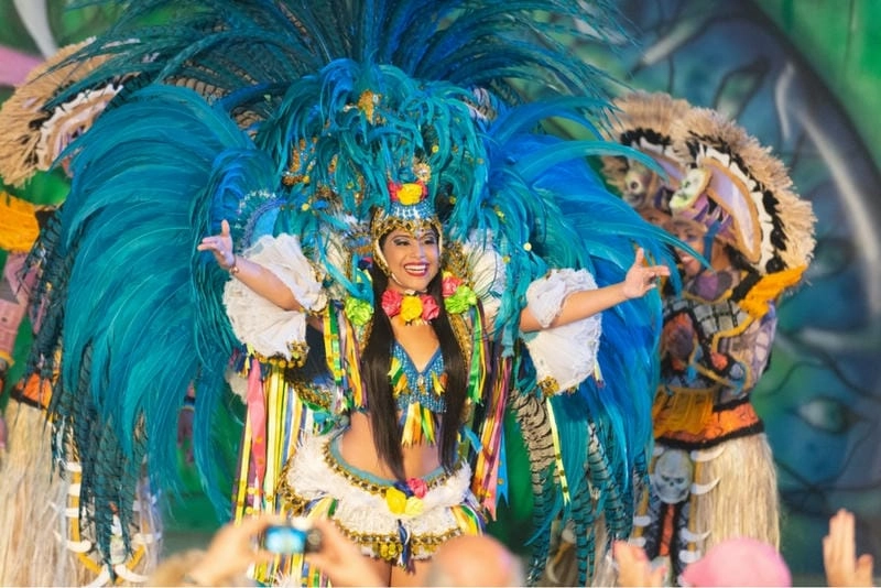 Hoàng hôn Brazil rực rỡ sắc màu lễ hội Carnival