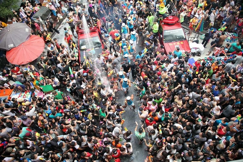 Phố lễ hội Songkran tràn ngập tiếng cười và sự sảng khoái