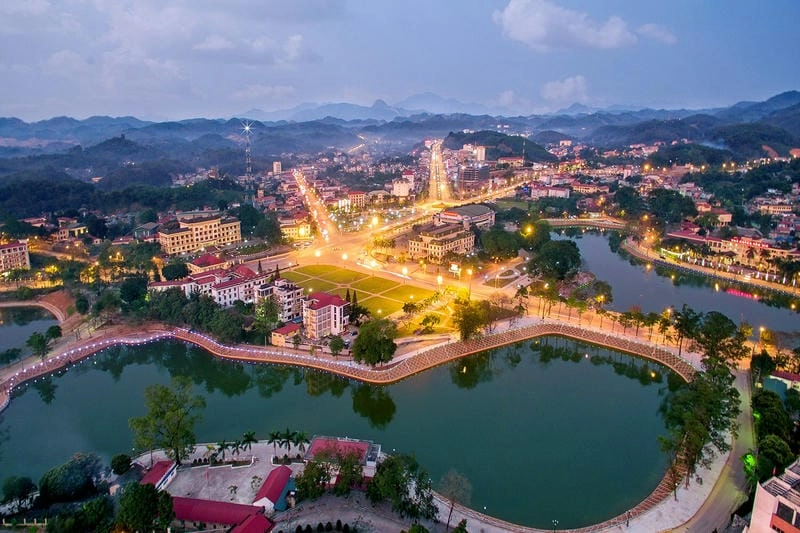 Yên Bái về đêm lung linh trong sắc hoa cải trắng